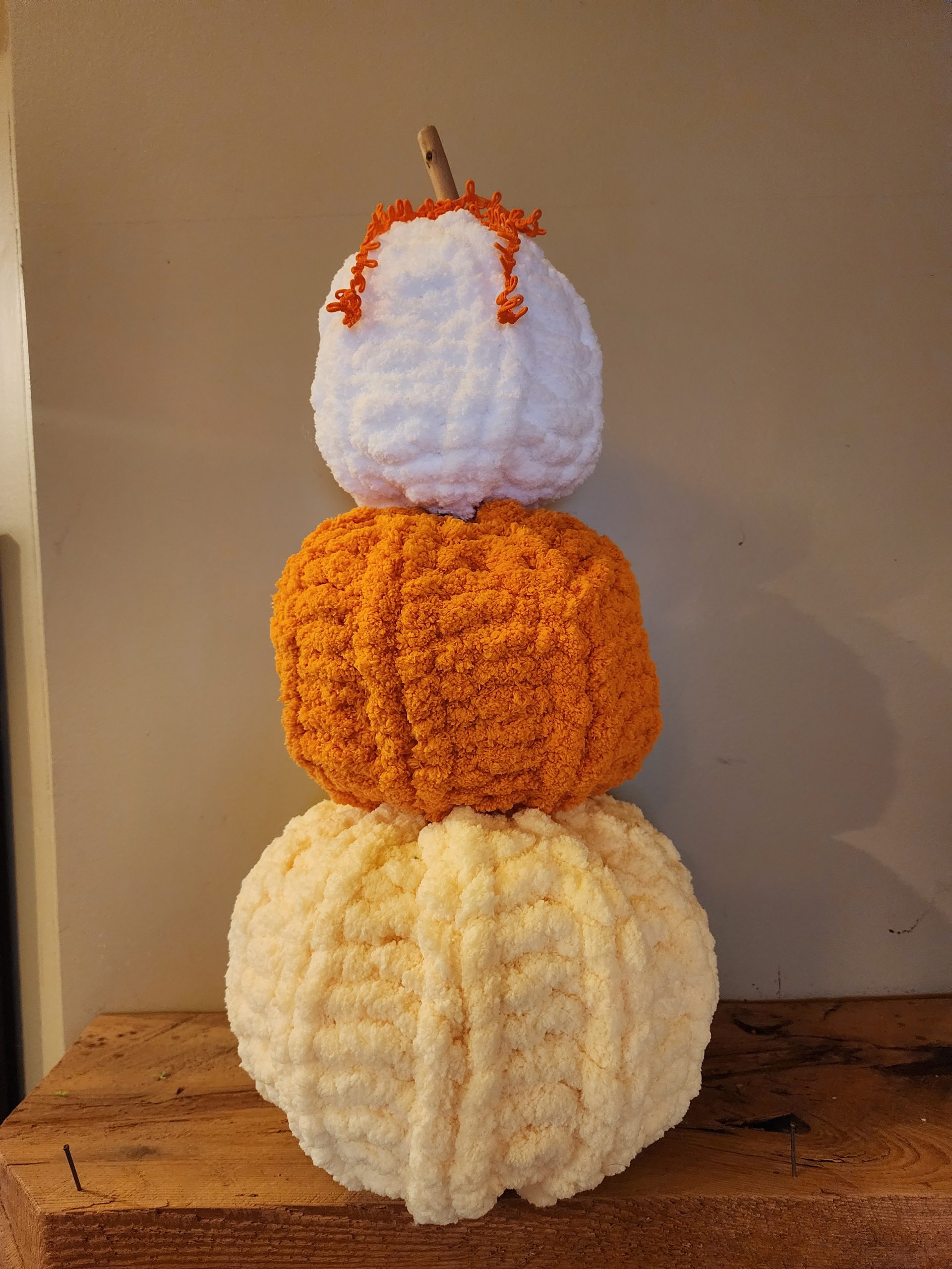 yellow-orange-pumpkin-stack